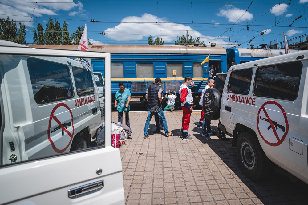 Ambulances MSF, membres de nos équipes, et train médicalisé en fond