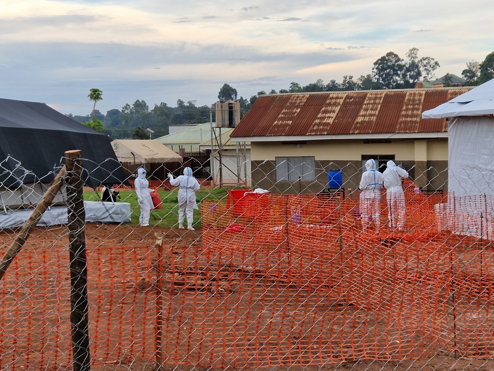 AZG in het ziekenhuis van Mubende een ebola-behandelingseenheid met 36 bedden opgezet voor verdachte en bevestigde gevallen.
