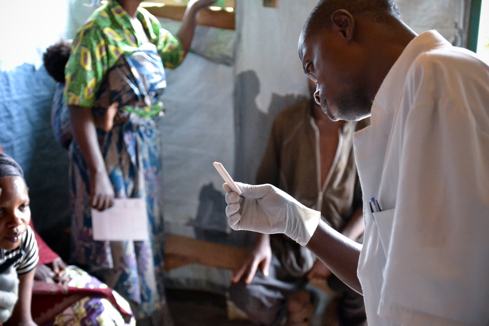 Een verpleegkundige van het ministerie van Gezondheidszorg voert een malariatest uit.  © Sandra Smiley/AZG. Congo, 2015.