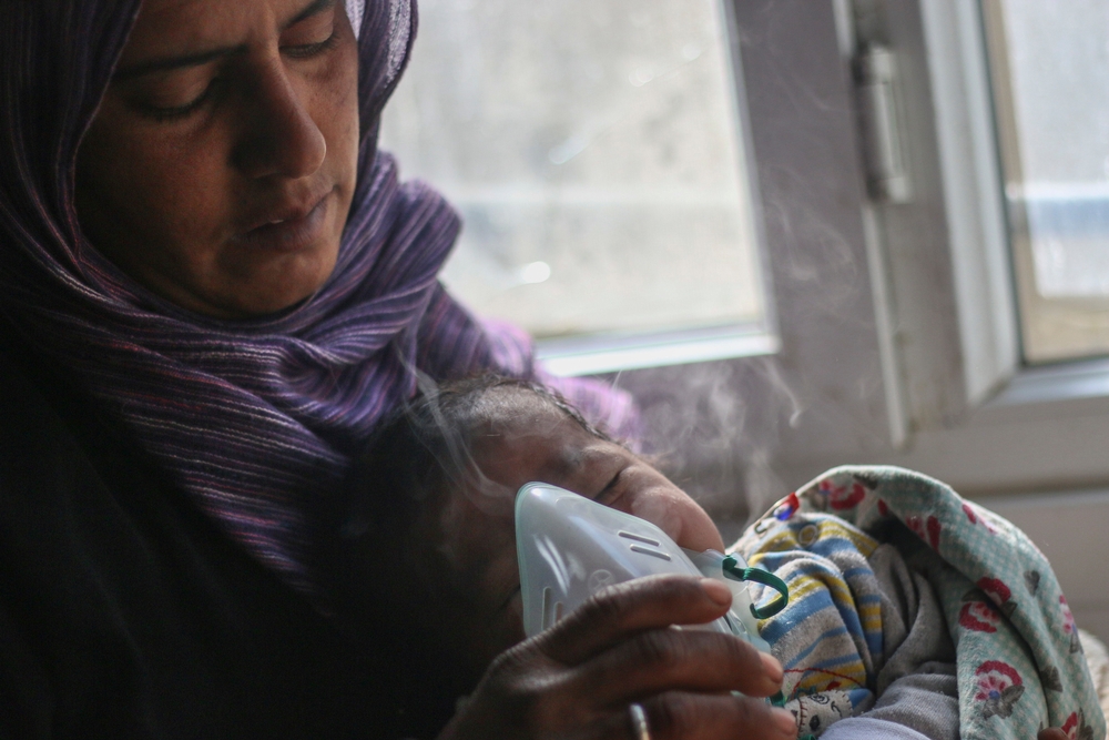 Une mère et son enfant dans l'hôpital Al Salamah de MSF dans le district d'Azaz