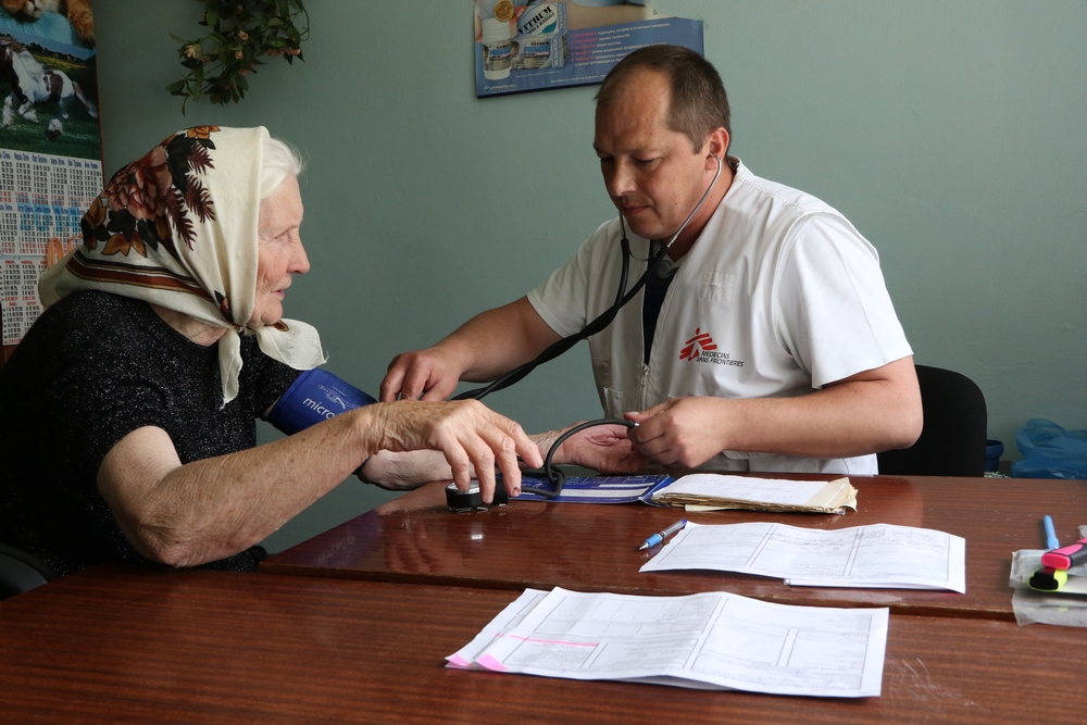 Le dr Alexander Gontarev ausculte une femme de 79 ans dans la clinique mobile de Granitne