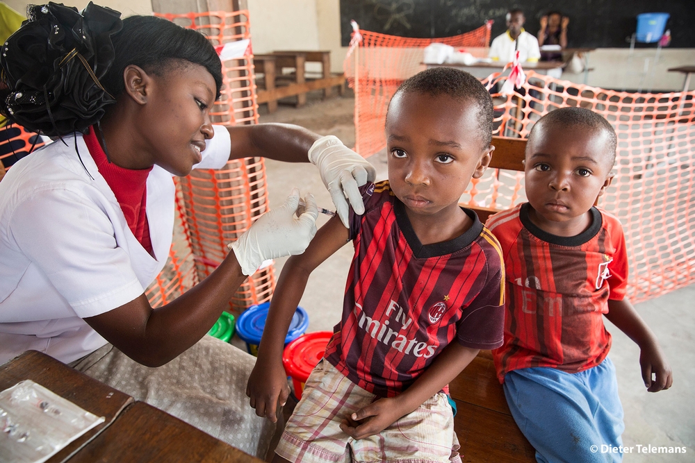 Des enfants se font vaccinés contre la fièvre jaune à Kinshasa lors d'une vaste campagne de vaccination en août 2016