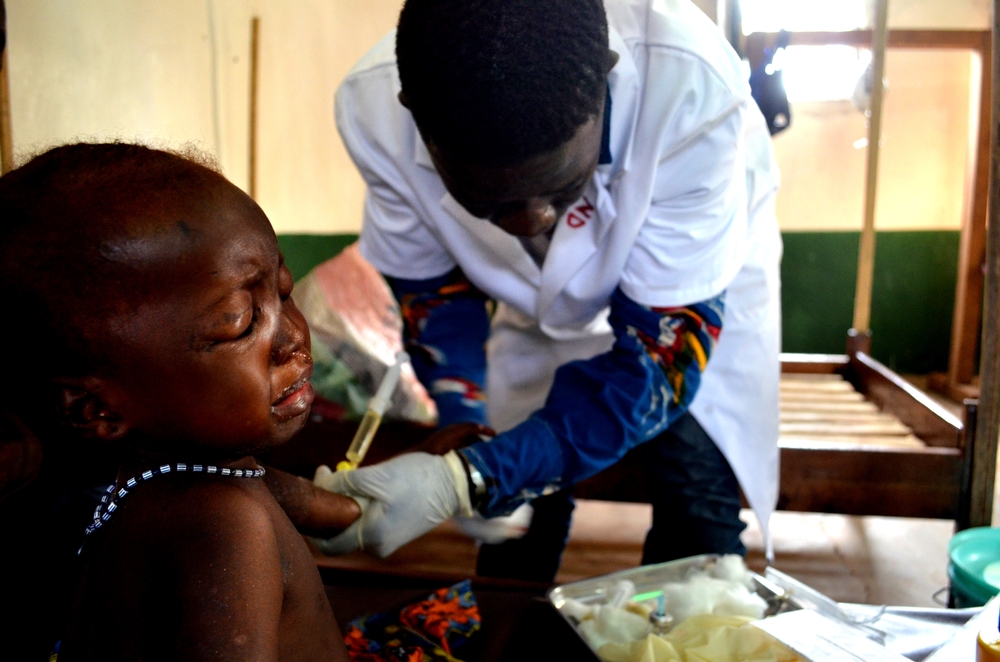 Marie, fille de Zita, reçoit une dose d'antibiotique par une infirmière MSF à Kabo
