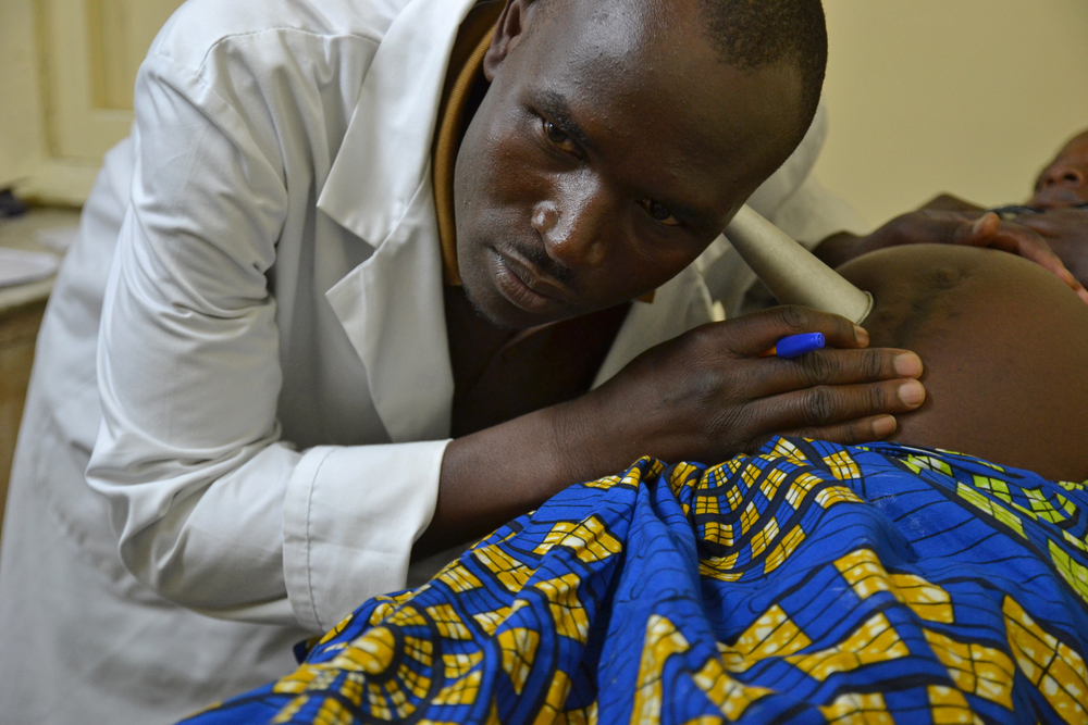 Un médecin MSF ausculte une femme enceinte dans l'hôpital MSF de Masisi