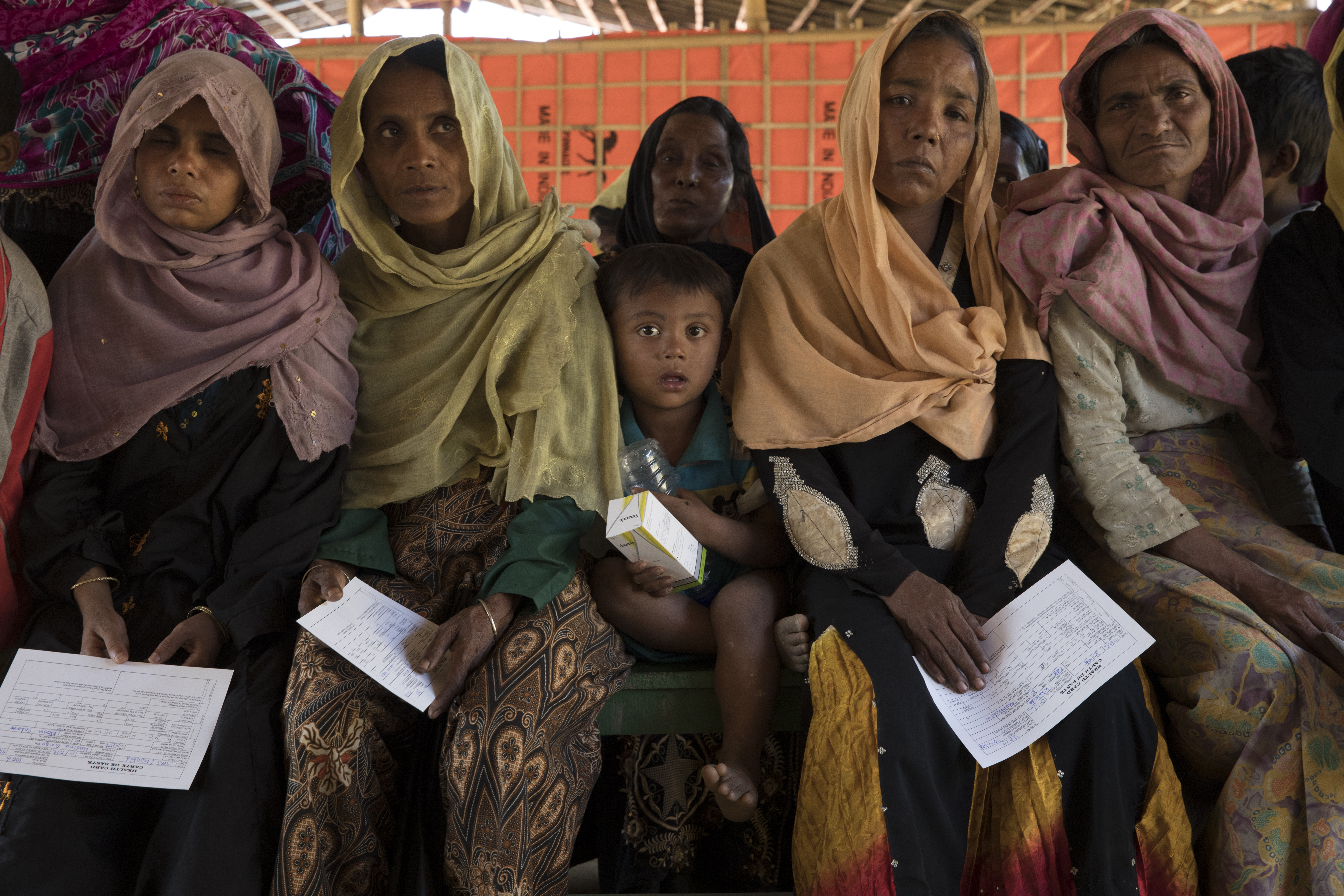 Des patients attendent une consultation au centre de santé primaire de MSF à Jamtoli. © Anna Surinyach, janvier 2018
