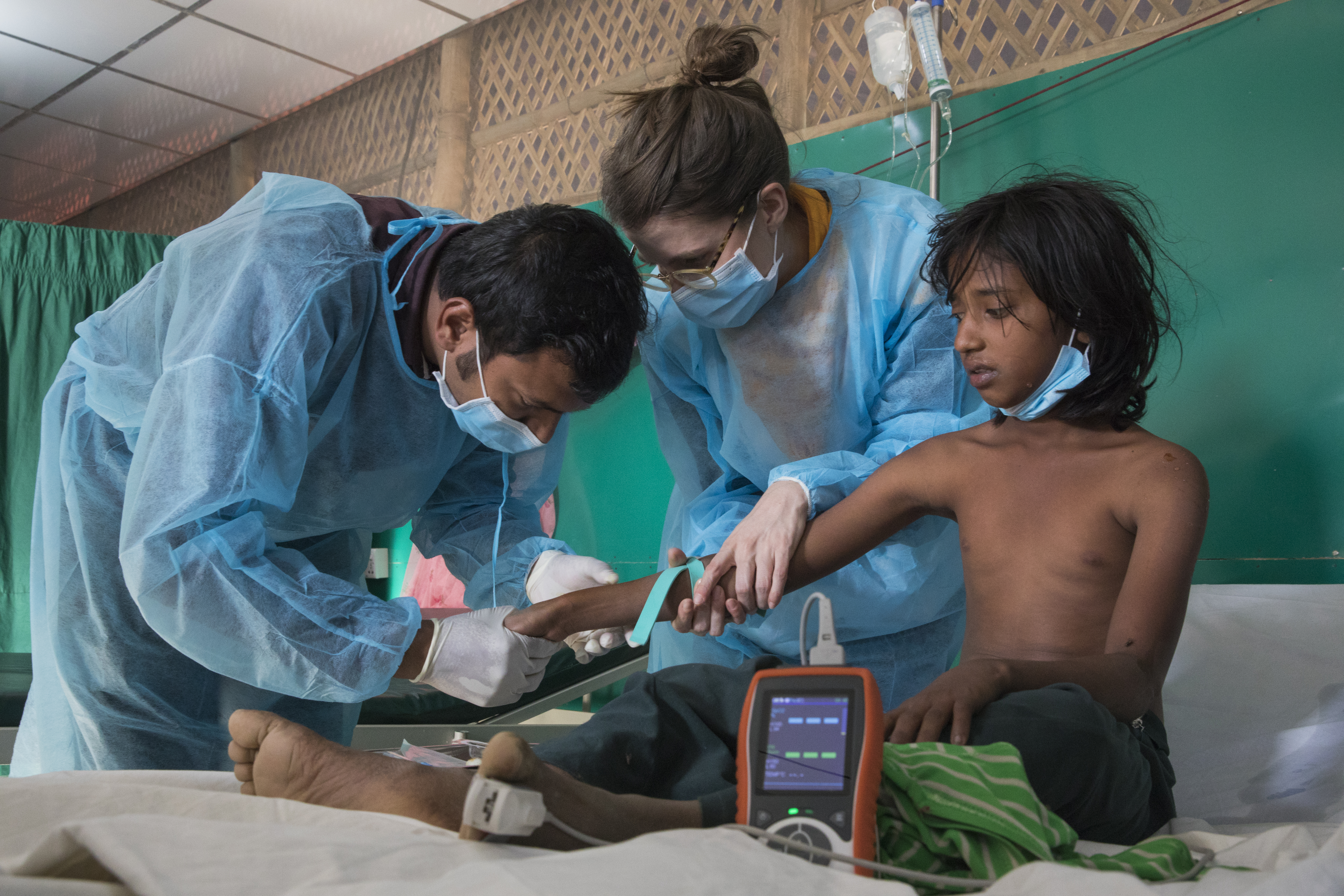 Le personnel de MSF administre un sérum antidiphtérique (DAT) à un jeune patient au centre de traitement de la diphtérie à Moynarghona. © Anna Surinyach, janvier 2018