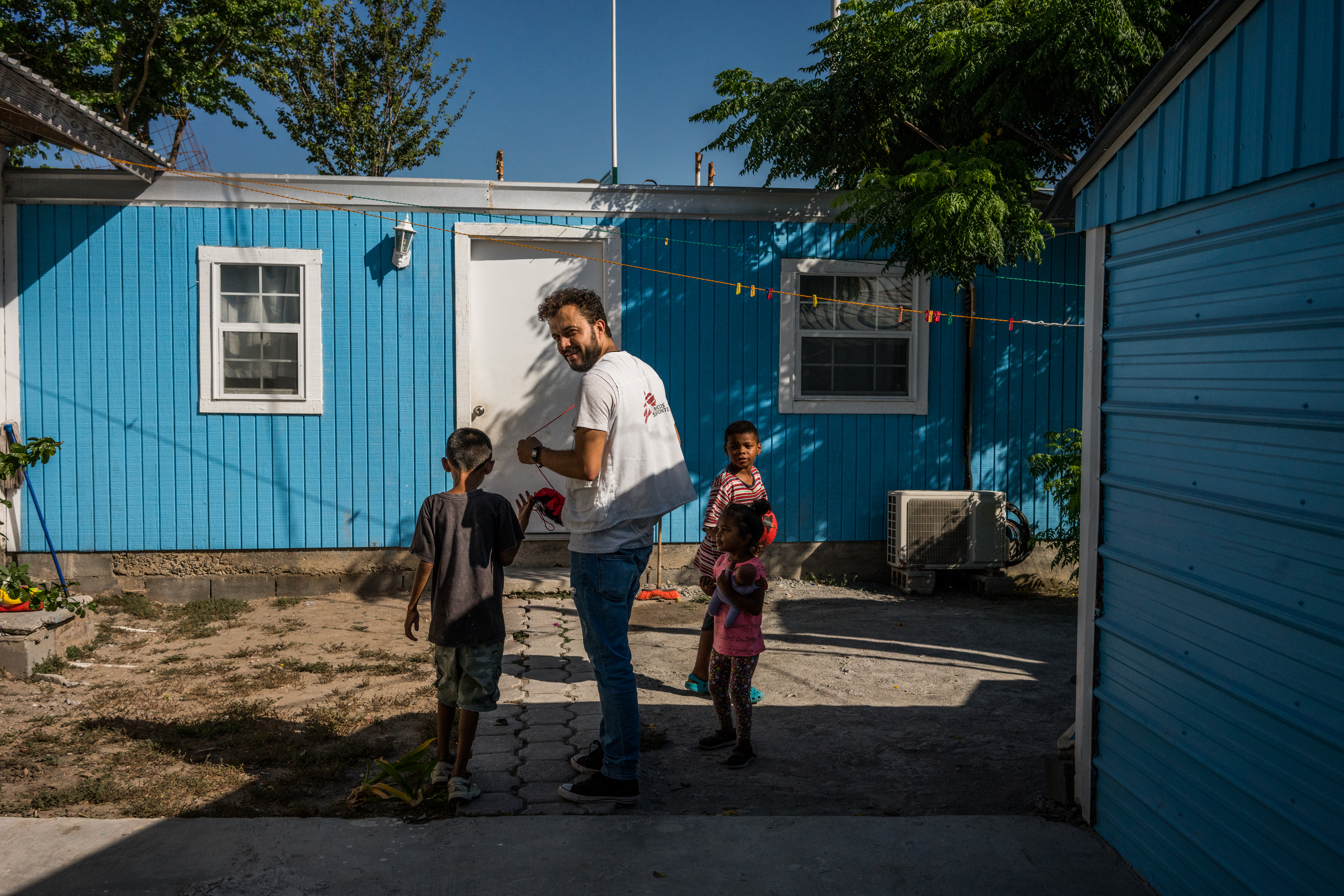 Een geestelijke gezondheidswerker helpt kinderen hun trauma's te verwerken in het migrantencentrum van Se"nda de Vida, in Reynosa. © Dominic Bracco, mei 2017.