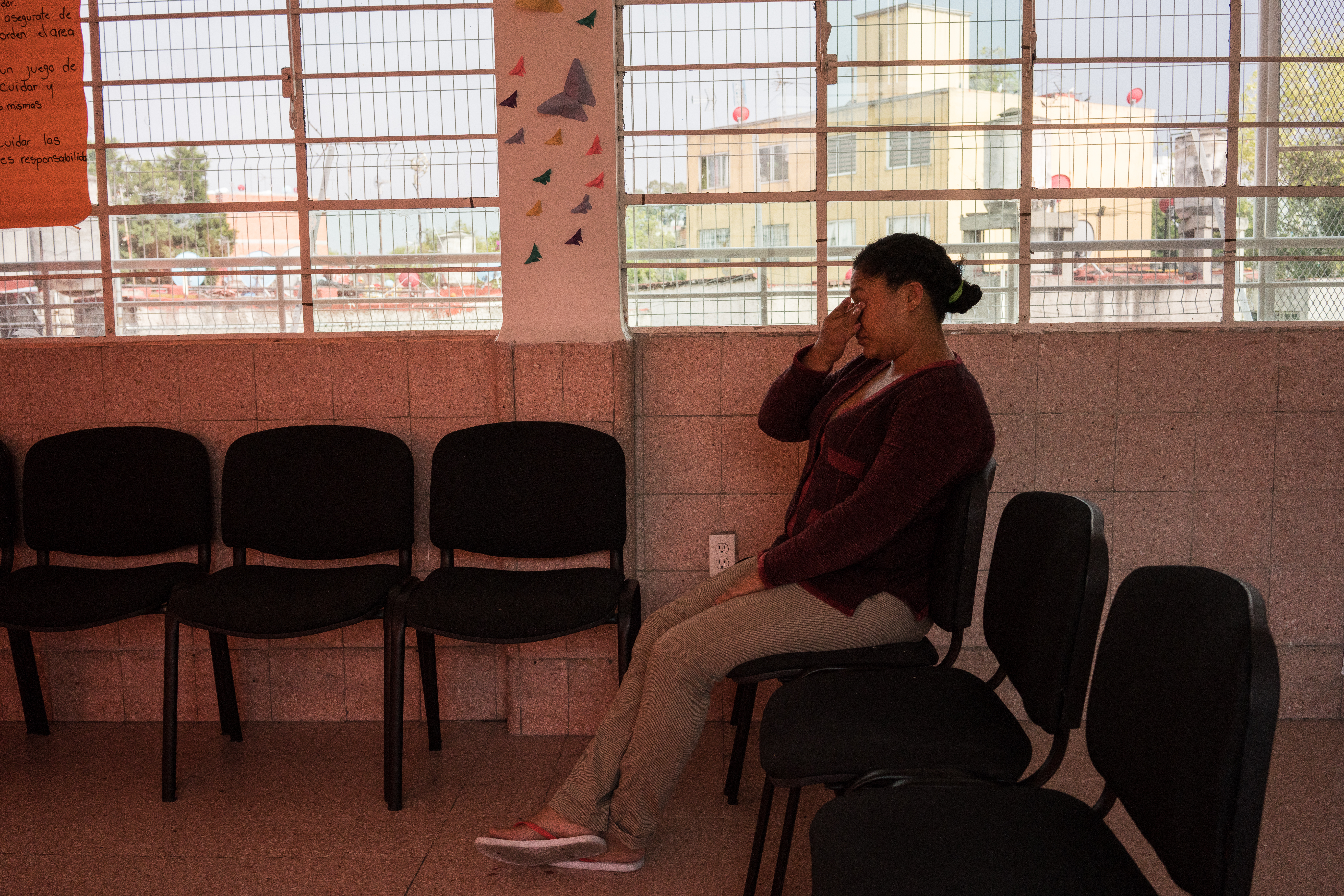 Een patiënt in de wachtzaal van het centrum El CAI, in Mexico-Stad