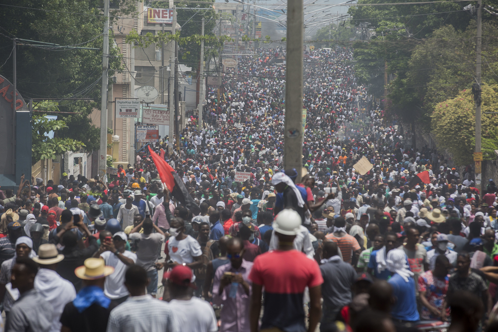 La population haïtienne défile dans les rues de Port-au-Prince lors d'une manifestation appelant au départ du président Jovenel Moïse le 9 juin 2019
