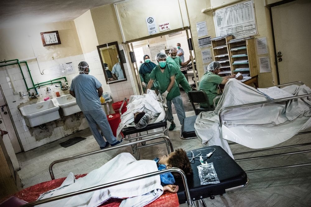 Patiënten in het Boostziekenhuis in Lashkar Gah wachten op hun operatie. © Kadir van Lohuizen/Noor. Afghanistan, 2016.