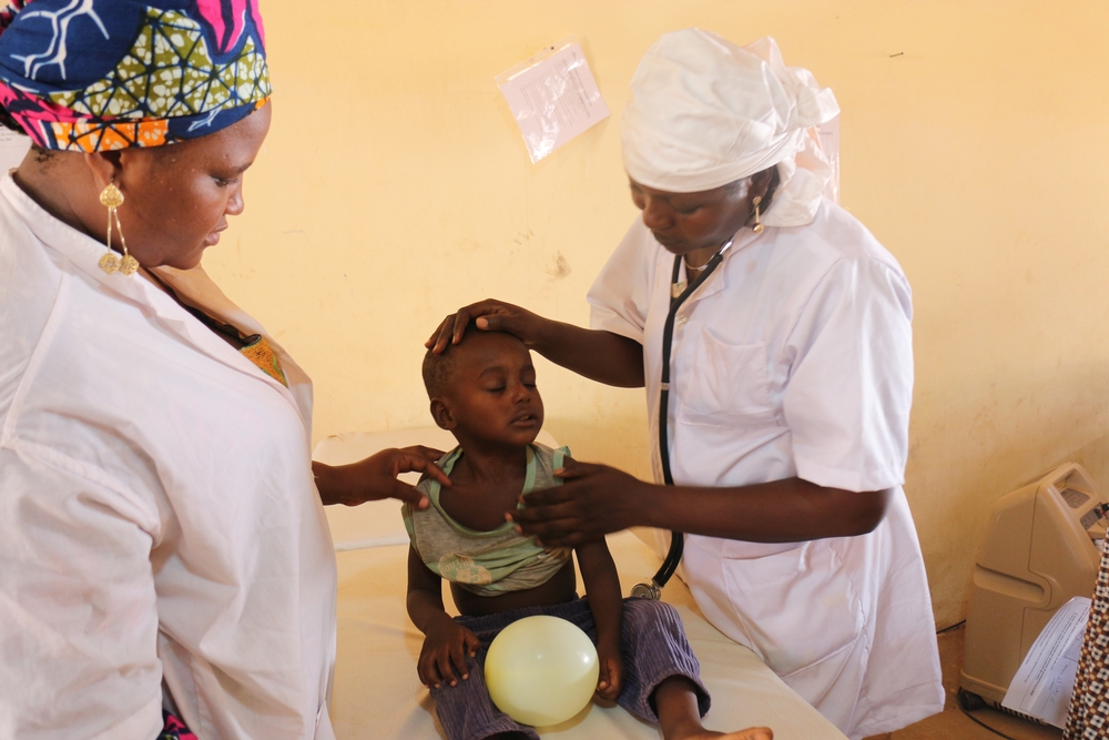 Dr. Zara osculte Mohammed, 2 ans, durant l'épidémie de méningite qui a touché le Niger en 2015. Mohammed n'a heureusement pas été contaminé. © Halimatou Amadou/AZG. Niger, 2015. 