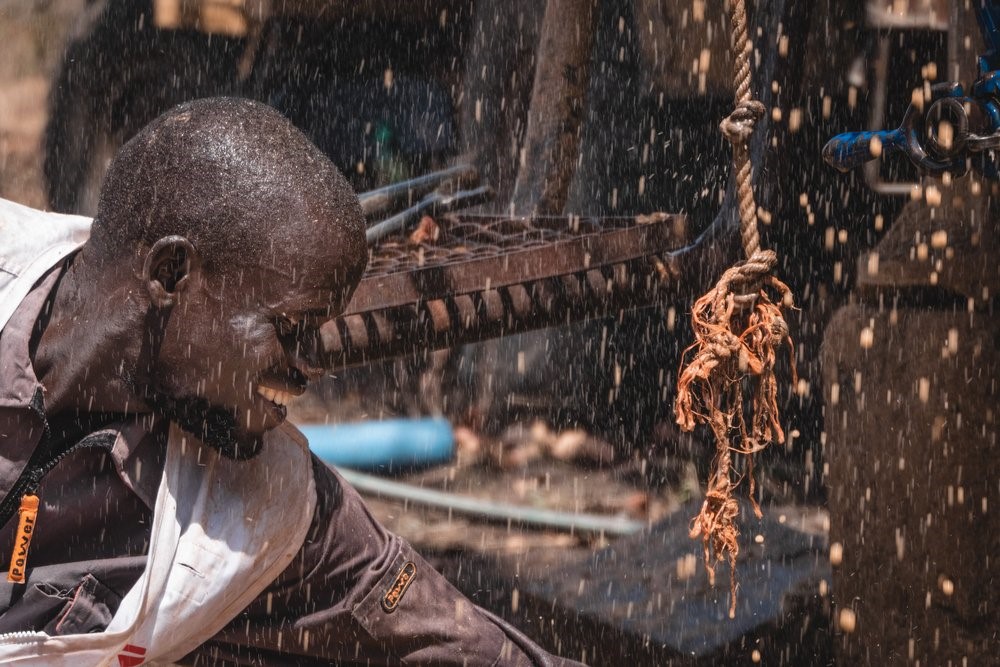 Le spécialiste de l'eau Oloya Phillip teste la qualité de l'eau lorsqu'elle sort du sol. © Njiiri Karago, 25 mars 2022