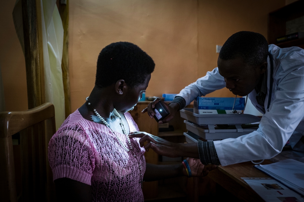 Dans le centre de MSF à Kawte, les jeunes peuvent réaliser un test de dépistage du SIDA/VIH. Mais le centre offre des services médicaux plus larges afin de d'éviter la stigmatisation de ses patients. © Guillaume Binet/MYOP. Ouganda, 2016.   
