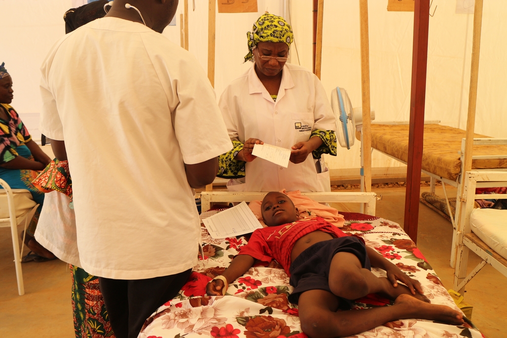 Dr. Halimatou Amadou examine un patient atteint de la méningite dans le département des soins intensifs à Niamey. © Halimatou Amadou/MSF. Niger, 2015. 