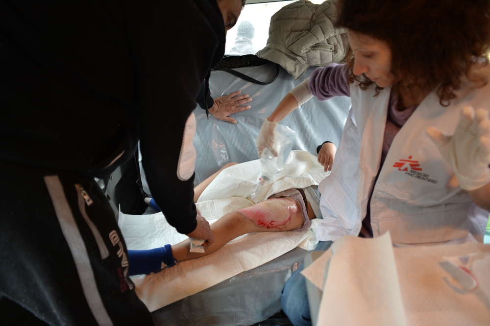 Un jeune syrien de 6 ans a été brûlé dans une douche défectueuse dans un centre de détention macédonien six jours plus tôt. Une infirmière de MSF change son pansement qui n’avait plus été changé depuis plusieurs jours. 