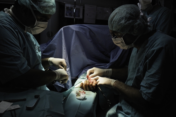 Een operatie in een Syrische ziekenhuis van Artsen Zonder Grenzen. © Robin Meldrum/AZG