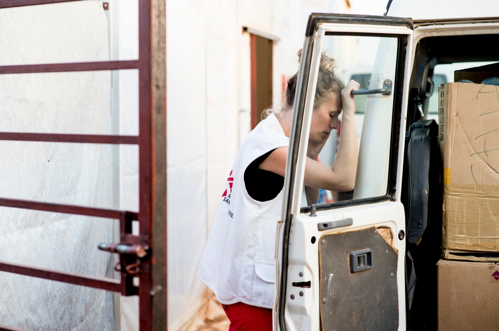 Carole, une logisticienne MSF au centre Lazaret à Niamey. © Sylvain Cherkaoui/Cosmos
