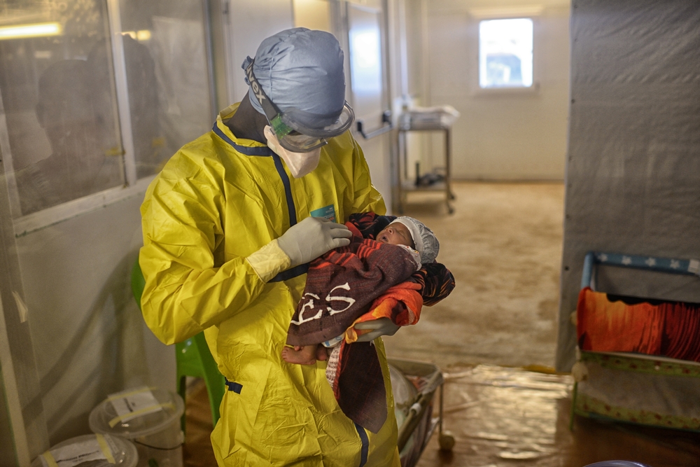 De laatste patiënte in Guinee, een pasgeboren baby, werd behandeld in een kliniek van Artsen Zonder Grenzen, en overleefde ebola. ©Samuel Aranda