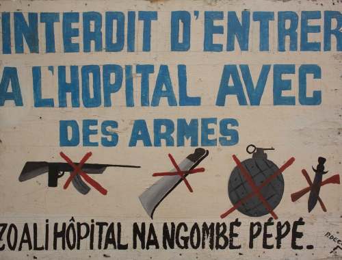 Het bord aan de ingang van het ziekenhuis van Bossangoa in de Centraal-Afrikaanse Republiek
