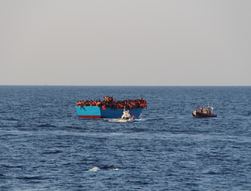 3 167 personnes ont déjà perdu la vie en Méditerranée en 2016 d’après le HCR et OIM. L’Europe doit proposer des alternatives sûres et légales aux réfugiés et aux migrants. © MSF. Mer Méditerranée, 2016.