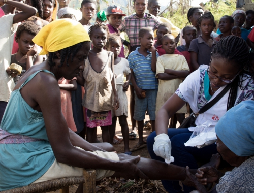 La médecin MSF soigne un patient à Jérémie en Haïti. © Joffrey Monnier/MSF. Haïti, 2016.