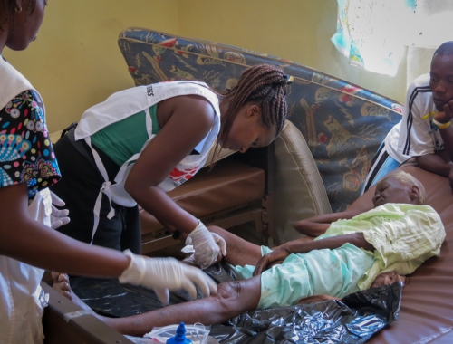Une médecin MSF soigne une femme haïtienne blessée à la jambe © Laura Bianchi/MSF. Jérémie, 2016.