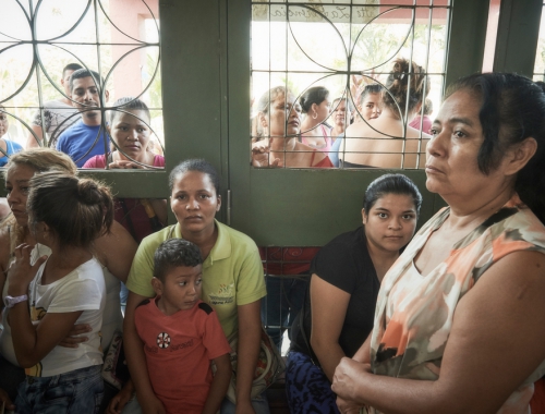 Des patients et patientes attendent au centre de santé de Choloma, au Honduras.