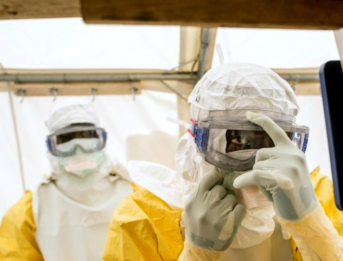 Deux collaborateurs MSF en combinaison pour venir en aide aux patients atteints d'Ebola