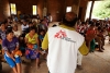 Un membre MSF informe les populations au Paraguay à propos de Chagas