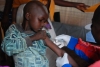 Un enfant se fait vacciner contre la rougeole