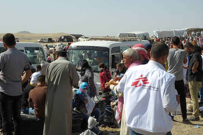 Syrische vluchtelingen steken de grens met Irak over © Paul Yon/AZG