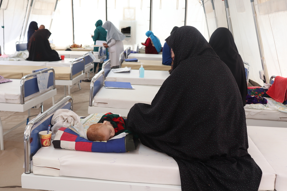 Afghanistan - Notre service d'isolement pour les enfants souffrant de malnutrition sévère et aiguë et de diarrhée aqueuse aiguë, dans une tente de l'hôpital régional de Herat. © Tasal Khogyani, 2 juin 2022
