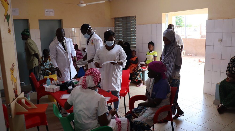 De nieuwe triagezaal verwelkomt zijn eerste patiënten in het gezondheidscentrum van Dédougou. Adama Gnanou, augustus 2022.