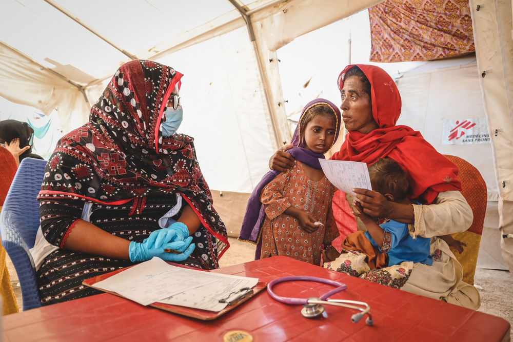 Le docteur Hafsa lors d'une conversation avec Rubina, une patiente vivant dans un camp de déplacés voisin, dans le district de Dadu, dans la province du Sindh.  Zahra Shoukat, 30 septembre 2022