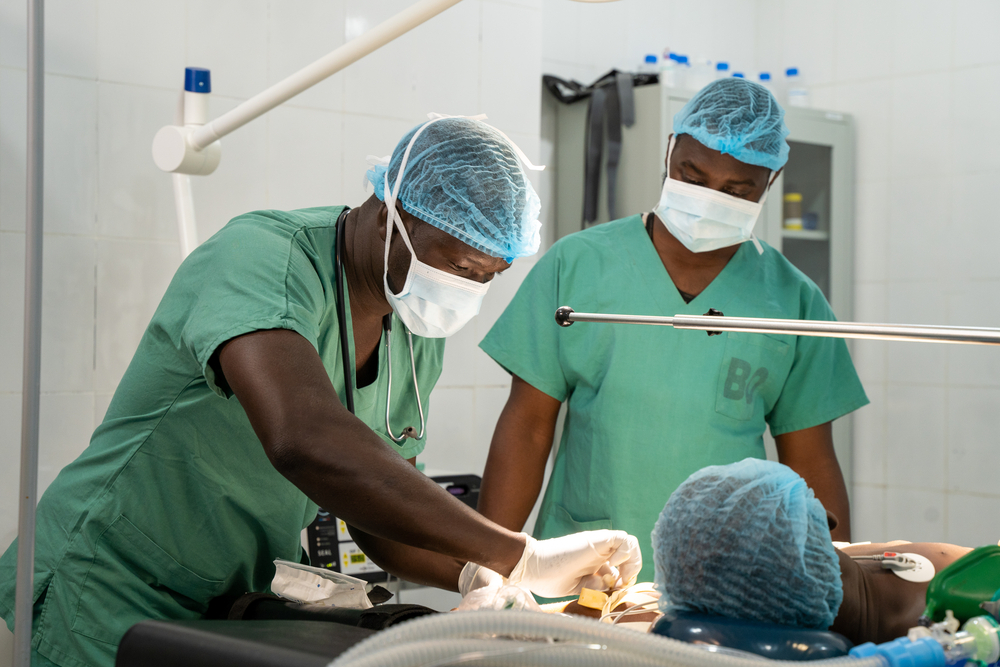 Twee artsen voeren een operatie uit