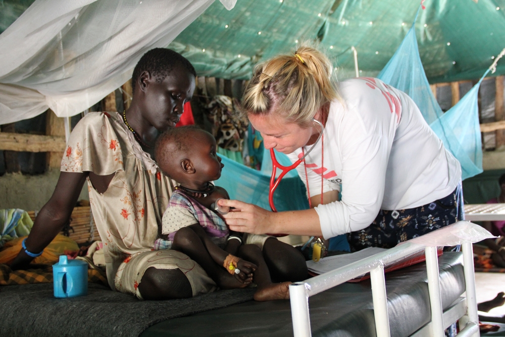 Une médecin MSF examine un enfant dans la clinique pour les personnes déplacées à Thonyor, Soudan du Sud. 