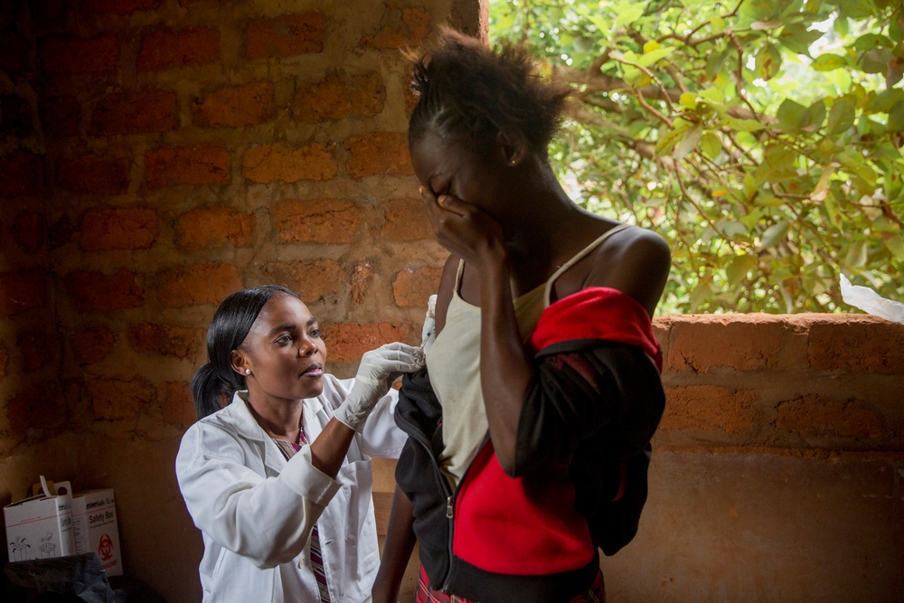 Une femme se fait vacciner contre la fièvre jaune à Matadi en mai 2016