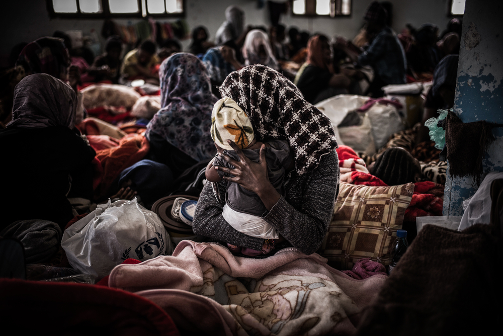 une femme et son enfant dans un centre de détention en Libye
