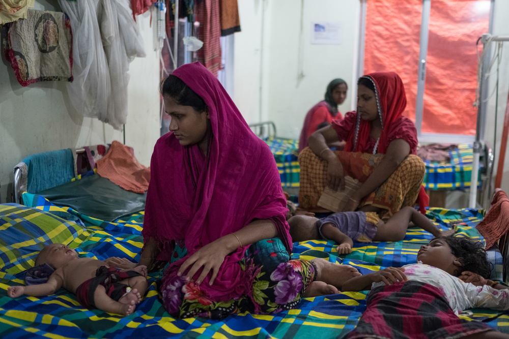 des réfugiés rohingyas en attente d'être soignés