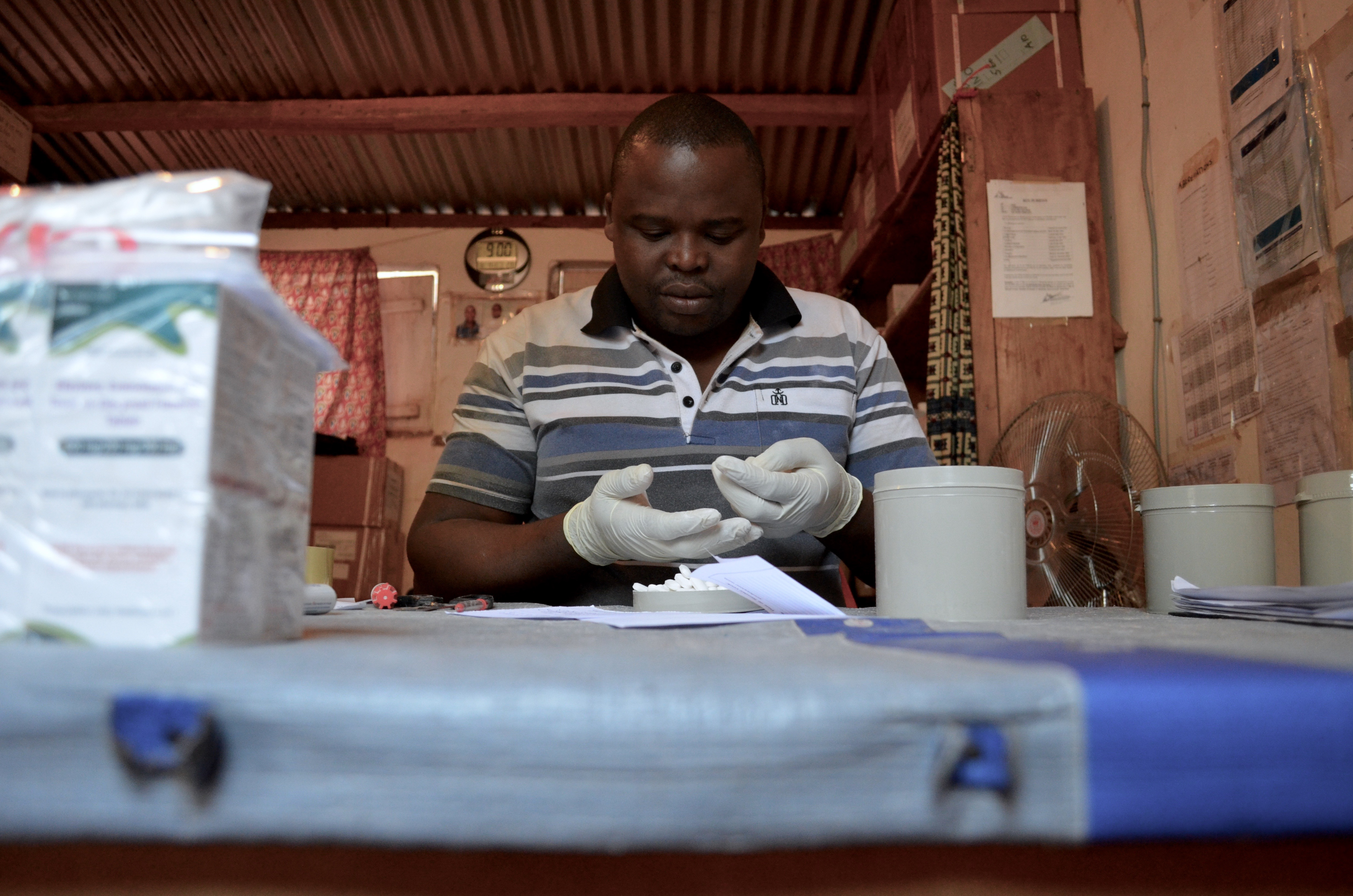 Le pharmacien de Zémio, Alain, prépare la commande de Raymond: 90 jours de médicaments anti-VIH pour les 26 patients de son village. 