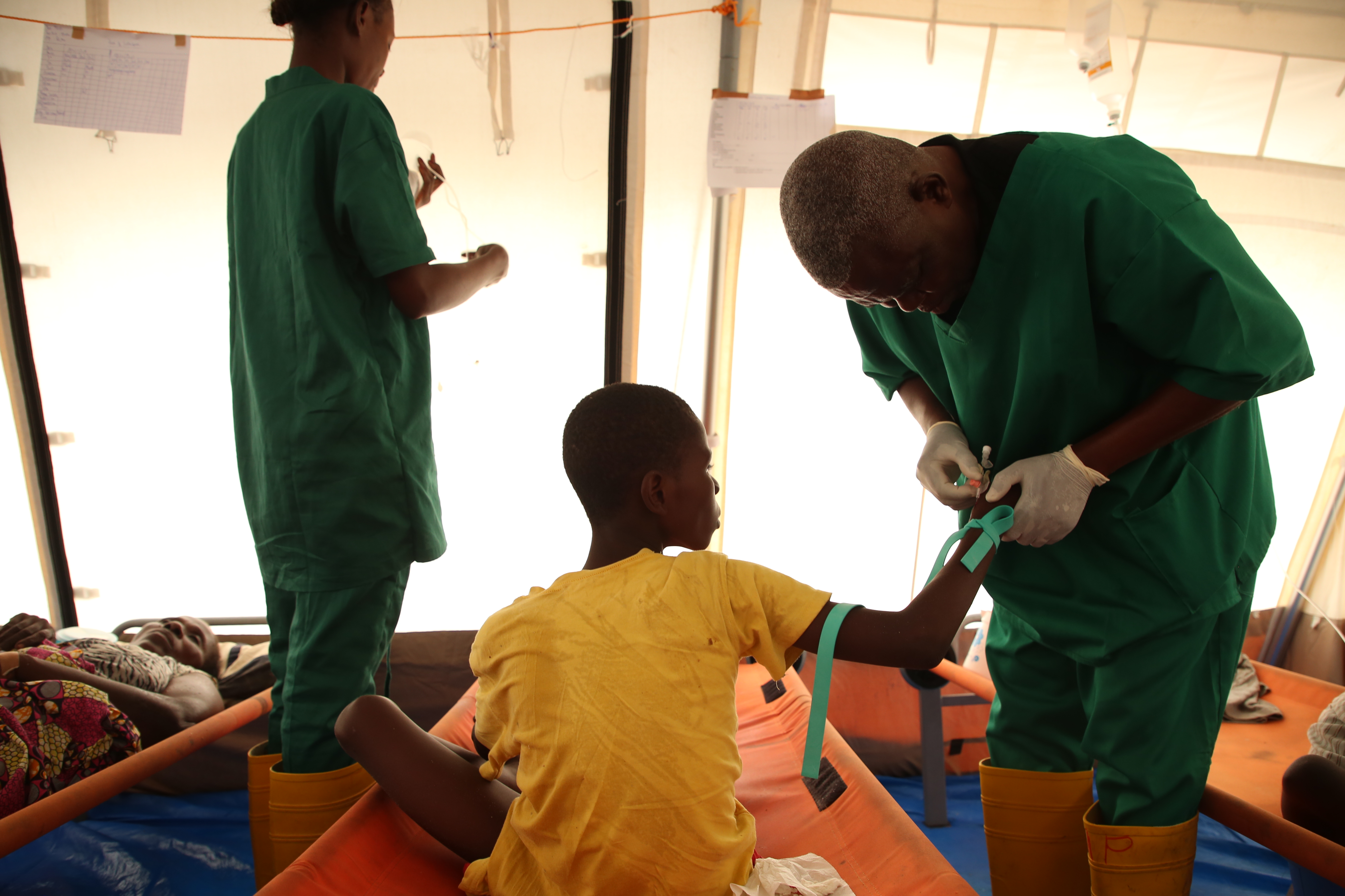 Un infirmier MSF donne une solution de réhydratation à un jeune patient atteint de choléra à Kinshasa, en République démocratique du Congo.