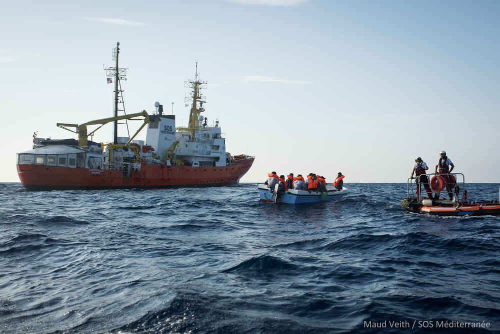 De Aquarius bij één van haar reddingsoperaties op de Middellandse Zee, in september 2018.