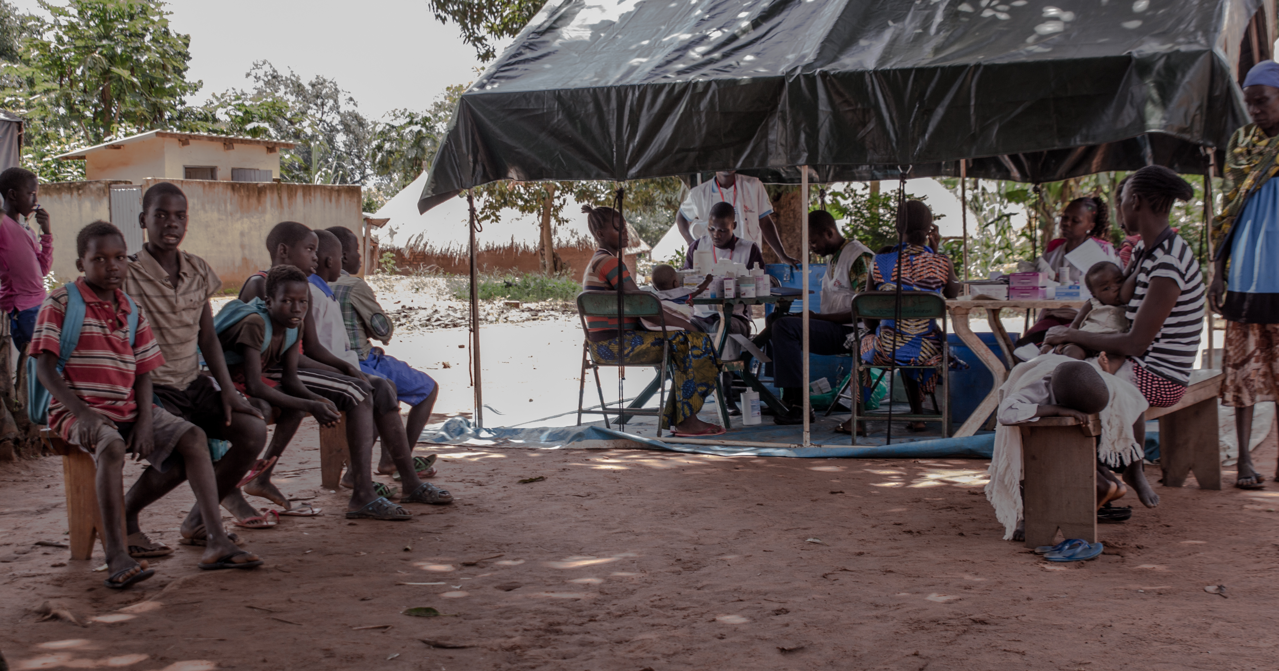 Les membres de la communauté attendent patiemment de voir l'un des membres du personnel médical de MSF à Yambio. Compte tenu du peu d’investissement dans les soins de santé, cela constitue une bouée de sauvetage pour de nombreuses familles. © Philippe Carr, août 2018