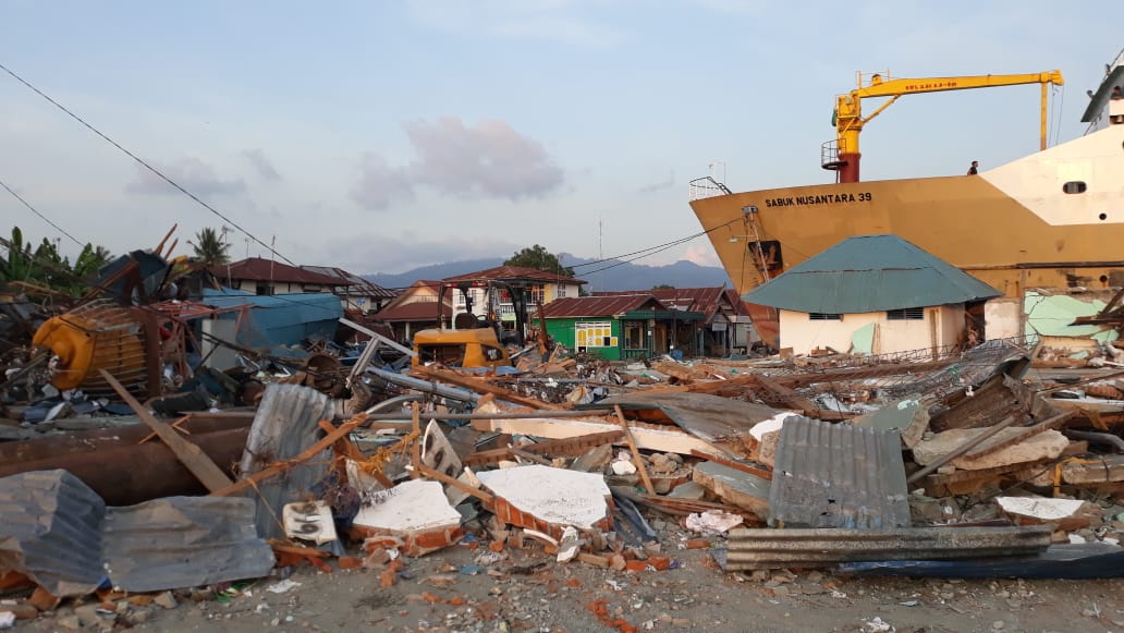 schip loopt vast op Sulawesi na de aardbeving en tsunami