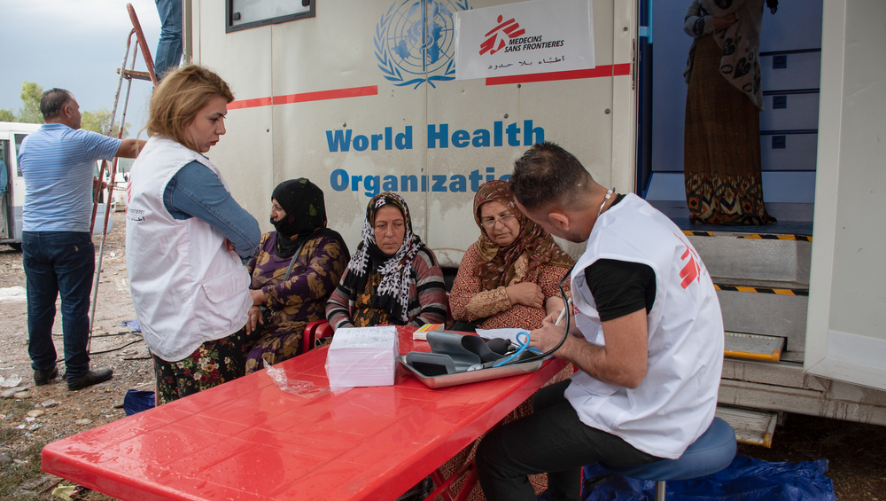 In een mobiele kliniek in het stadje Khaleh verwijzen we mensen door naar het kamp in Bardarash