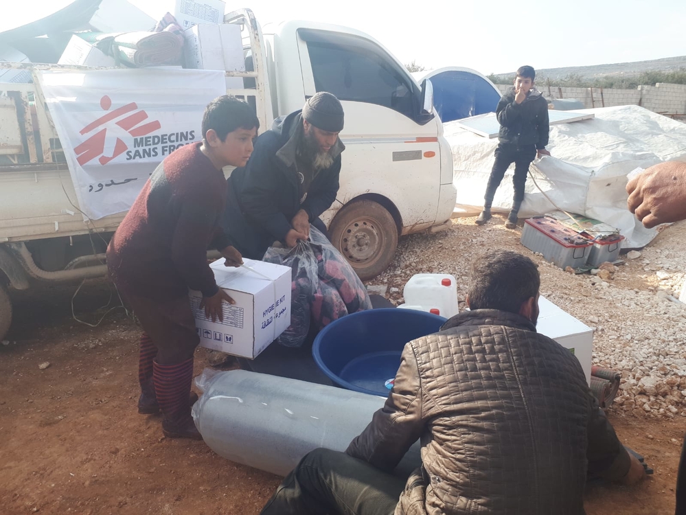 Op verschillende plaatsen ten noorden van Idlib delen we essentiële zaken uit, zoals water, dekens en brandstof om zich te verwarmen. © AZG, februari 2020.