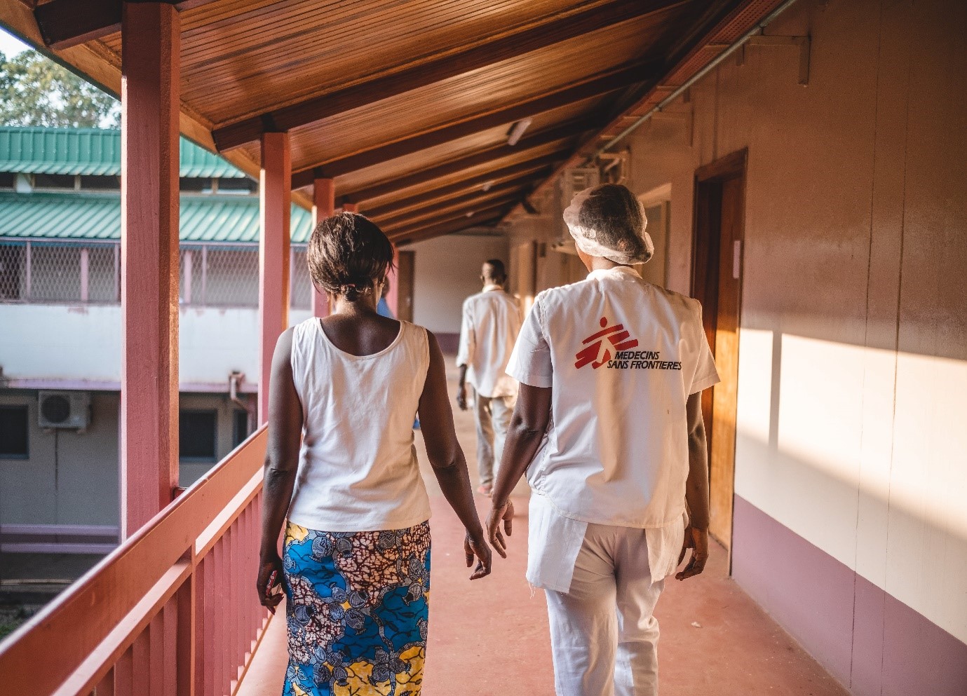 Virginie Abdouramane, infirmière MSF (à droite), marche avec une patiente à la maternité du Centre hospitalier communautaire (CHUC), soutenue par MSF. Centre hospitalier communautaire (CHUC), Bangui, République centrafricaine, 24 octobre 2022 - ©MSF