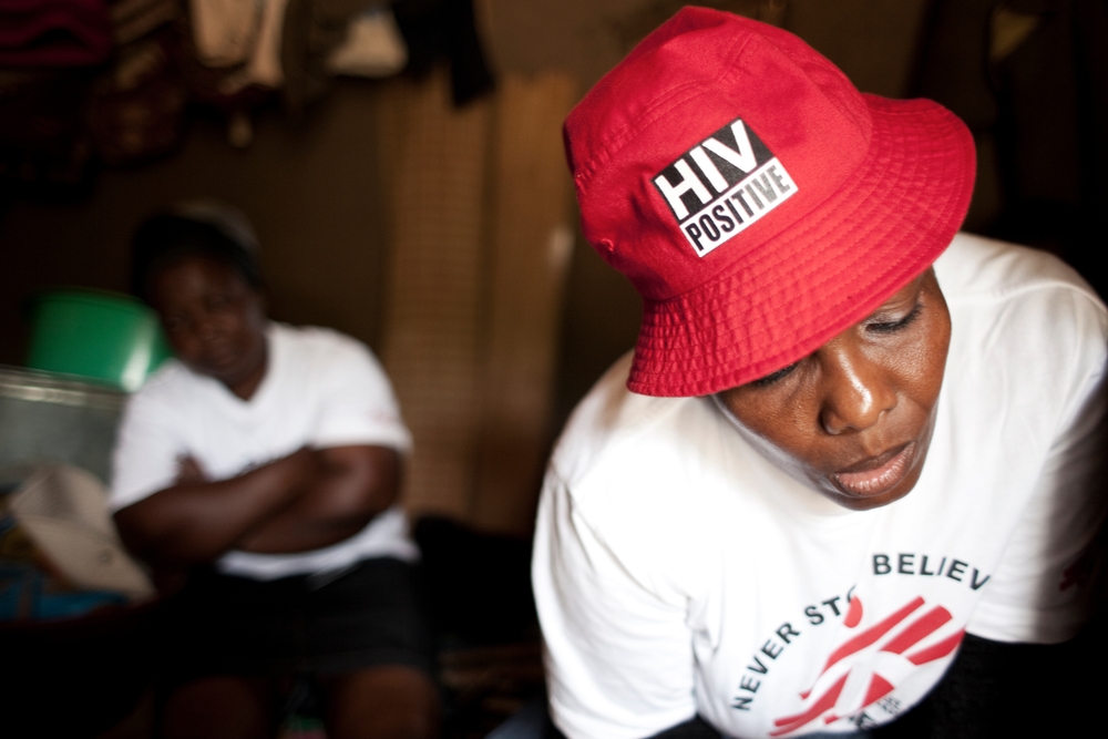 Een gezondheidswerker in Swaziland bezoekt mensen met hiv thuis, om hen aan te sporen hun behandeling vol te houden. © Giorgos Moutafis