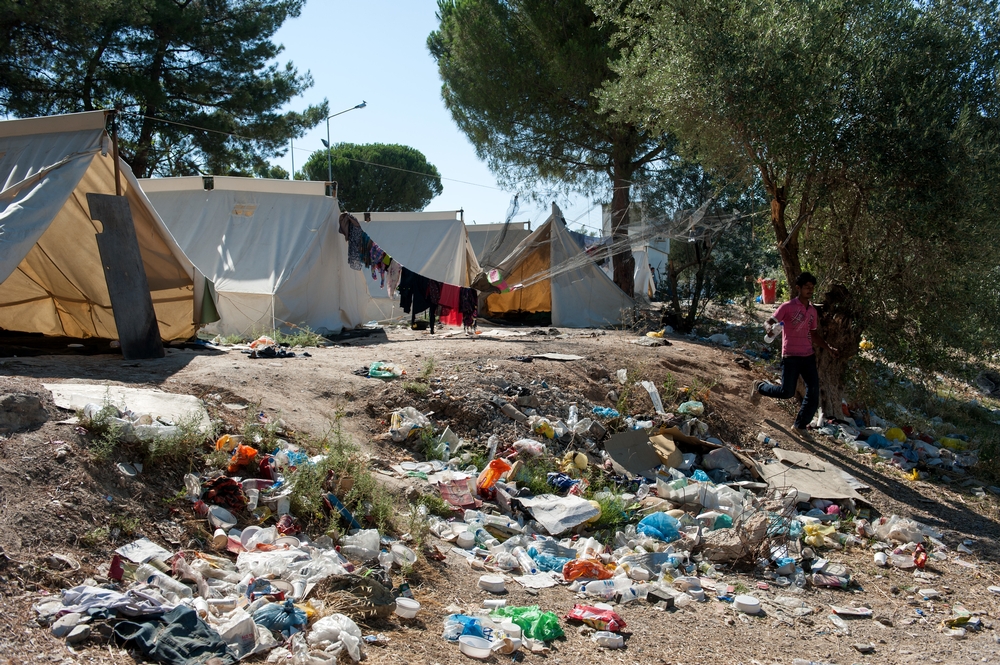 Stapels afval liggen naast de tenten in het Moria-kamp. De overheid heeft al pogingen ondernomen op te ruimen, maar onvoldoende.  © Georgios Makkas/AZG