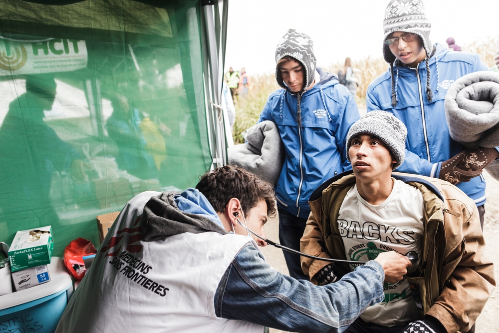Vladimir Andric, collaborateur MSF, examine un refugié Afghan en Serbia © Achilleas Zavallis